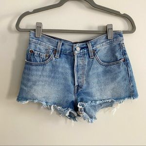 Levis 501 Cut Off Raw Hem Jean Denim Shorts Light Wash Size 25